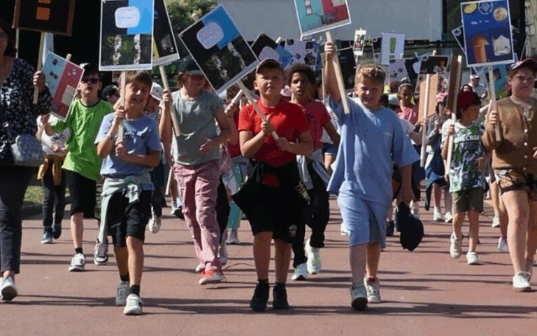 Les classes déambulent dans Saint-Nazaire à l'occasion d'une Classe Culturelle Numérique (CCN).